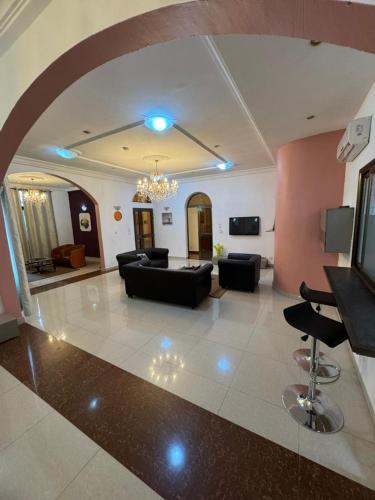 Maison meuble de luxe trois chambres salon - image 2