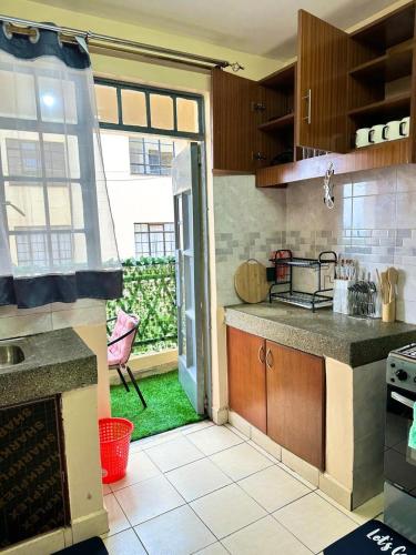 Executive two bedroom embu by Tsparks in เมรู