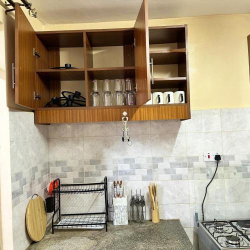 Executive two bedroom embu by Tsparks in เมรู