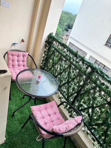 Executive two bedroom embu by Tsparks in เมรู