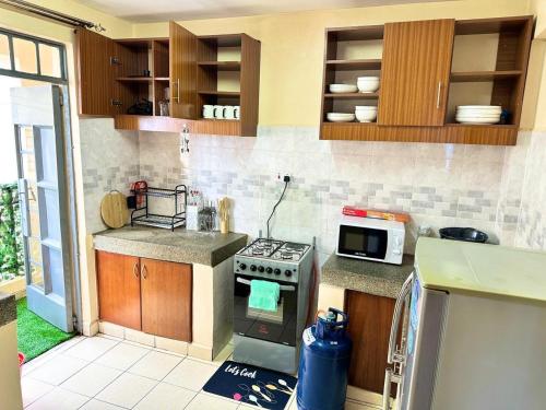 Executive two bedroom embu by Tsparks in เมรู