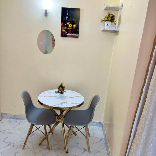Executive two bedroom embu by Tsparks in เมรู