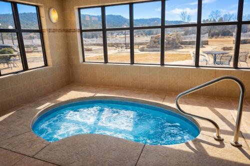 Hot tub, USA Stay Hotel and Suites in Hot Springs (SD)