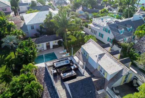 Allamanda Harbour Island - Restored Historic Home w/Pool, Outside in 鄧莫爾鎮