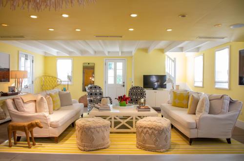 Allamanda Harbour Island - Restored Historic Home w/Pool, Outside in 鄧莫爾鎮