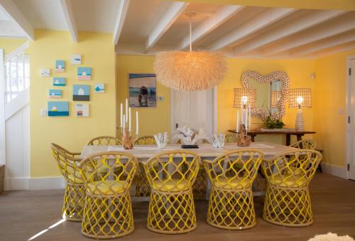 Allamanda Harbour Island - Restored Historic Home w/Pool, Outside in 鄧莫爾鎮