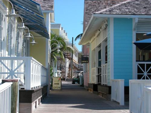 Allamanda Harbour Island - Restored Historic Home w/Pool, Outside in 鄧莫爾鎮