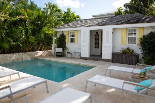 Allamanda Harbour Island - Restored Historic Home w/Pool, Outside in 鄧莫爾鎮