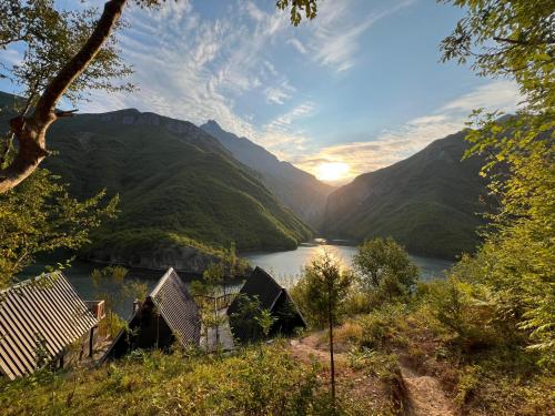Фасада на хотела, Twin Villas Komani Lake in Nderlysaj