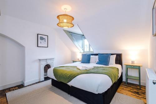 Spacious 6BR Home in Denbigh for Families & Groups in 登比