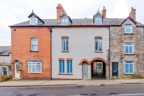 外部景觀, Spacious 6BR Home in Denbigh for Families & Groups in 登比