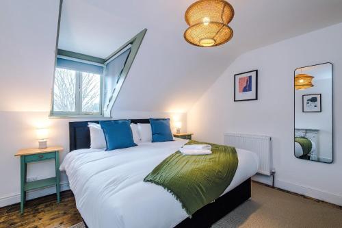 Spacious 6BR Home in Denbigh for Families & Groups in 登比