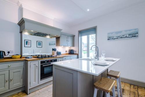 Spacious 6BR Home in Denbigh for Families & Groups in 登比