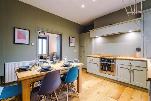 Spacious 6BR Home in Denbigh for Families & Groups in 登比