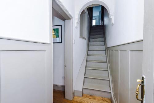 Spacious 6BR Home in Denbigh for Families & Groups in 登比