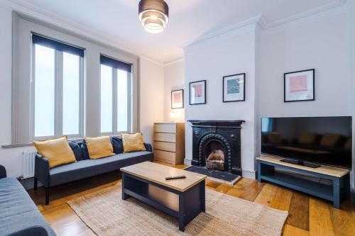 Spacious 6BR Home in Denbigh for Families & Groups in 登比