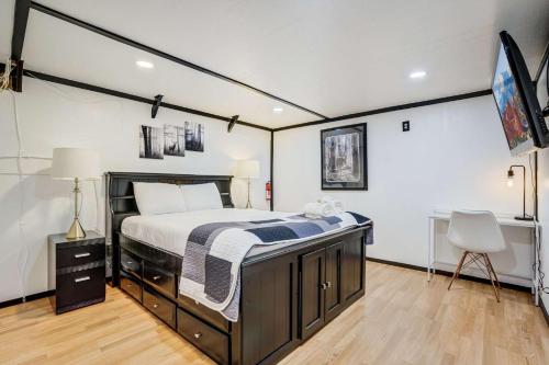 Cozy 1BR Retreat Sleeps 4 Near I-70 & DEN