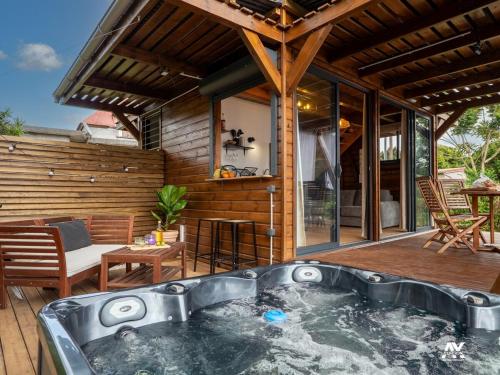 อ่างแช่น้ำร้อน, Bungalow en duplex avec Jacuzzi in ซานต์ โรเซ