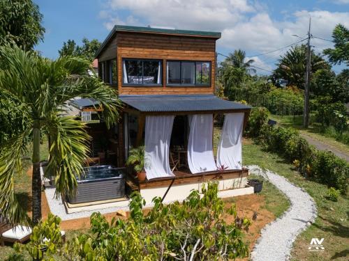 Bungalow en duplex avec Jacuzzi in ซานต์ โรเซ