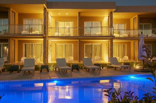 수영장, Howard Johnson Alcántara Boutique Hotel Chacras de Coria by Wyndham (Howard Johnson Alcantara Boutique Hotel Chacras de Coria by Wyndham) in 루한 데 쿠요