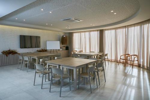 회의실/연회장, Howard Johnson Alcántara Boutique Hotel Chacras de Coria by Wyndham (Howard Johnson Alcantara Boutique Hotel Chacras de Coria by Wyndham) in 루한 데 쿠요
