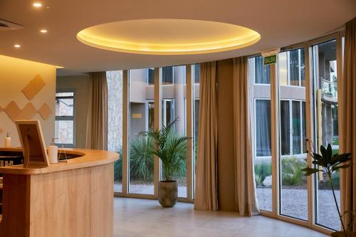 로비, Howard Johnson Alcántara Boutique Hotel Chacras de Coria by Wyndham (Howard Johnson Alcantara Boutique Hotel Chacras de Coria by Wyndham) in 루한 데 쿠요
