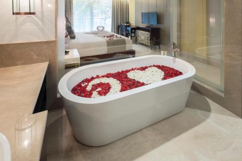 Bathroom, Jambuluwuk Oceano Seminyak Hotel near Potato Head Beach Club