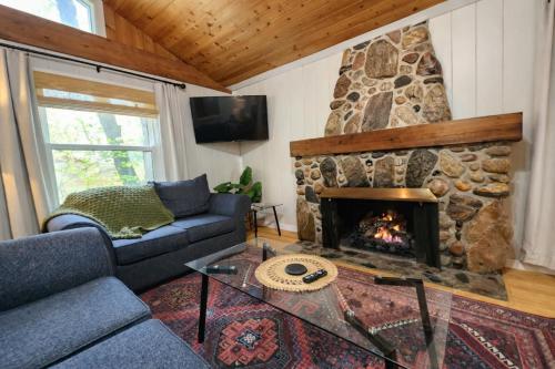3 Cottage Exclusive Retreat-Hot Tubs-Walk to Beach in Traverse City, USA