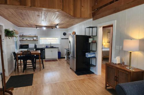3 Cottage Exclusive Retreat-Hot Tubs-Walk to Beach in Traverse City, USA