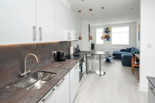 1 Bedroom Flat In Barons Court - Barnes