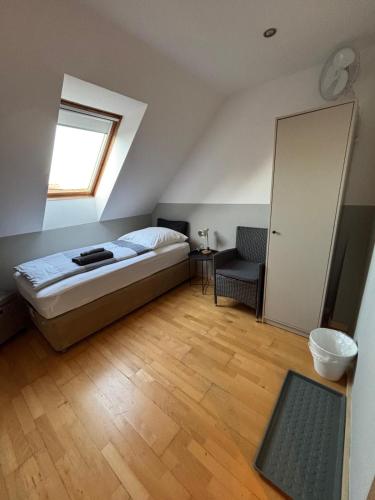 Zimmer-Bad-TV-Kühlschrank-16 in Meine, Deutschland