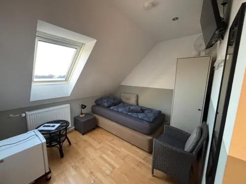 Zimmer-Bad-TV-Kühlschrank-14 in Meine, Deutschland