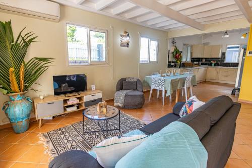 Shared lounge/TV area, Kaz KOKOYE in Baie-Mahault