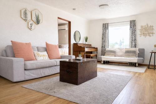 Charming 2BD downtown home by bike trail, river and coffee! – khách sạn tại Trung Tam