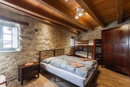 1 queen bed, 1 bunk bed