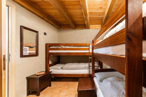2 bunk beds
