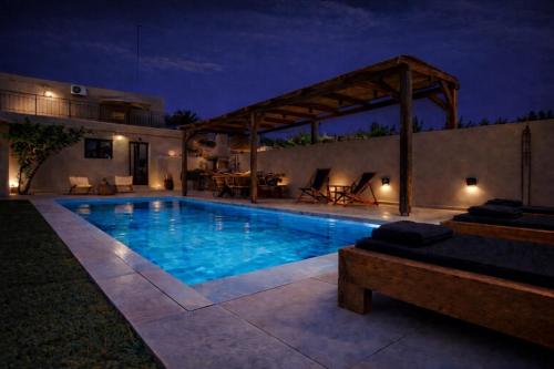 stone villa marianna With private pool &guest studio in Kastelli