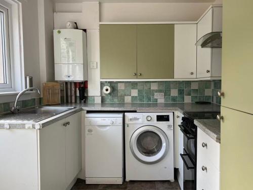 Cocina, Peaceful Room by a Little Stream in St. Andrews