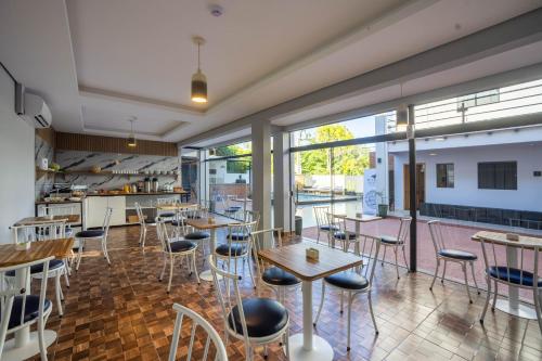 Restaurant, Puerto Nuevo Hotel Boutique in Carmen del Paraná