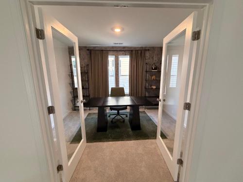 4BR Luxury House 12 mins from Downtown Raleigh in 나이트데일
