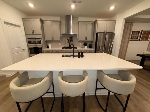 4BR Luxury House 12 mins from Downtown Raleigh in 나이트데일