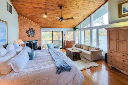 Waterfront, Private Beach, & Dock in Irvington in Irvington (VA)