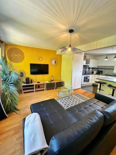 Duplex with Jacuzzi and parking Close to Disney in Lognes