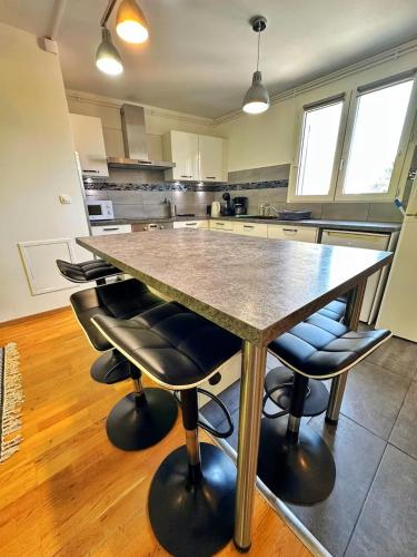 Duplex with Jacuzzi and parking Close to Disney in Lognes