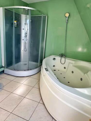 Duplex with Jacuzzi and parking Close to Disney in Lognes