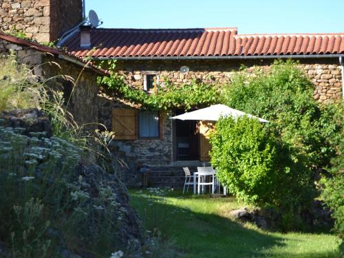 Quaint Holiday Home in Villeneuve-d\'Allier with Terrace