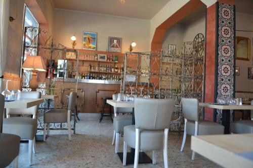 Hôtel le Grillon - image 3