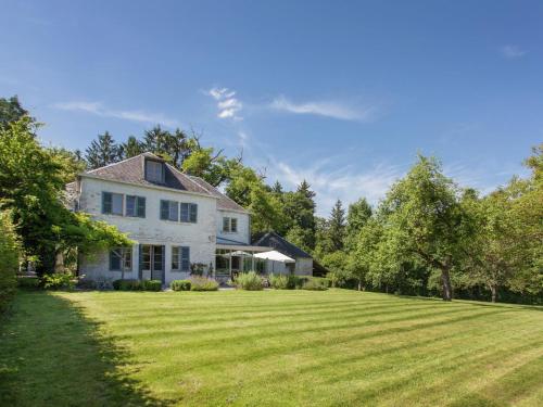 With billiards table tennis and collection of modern art in a rural setting gîte à louer Tellin