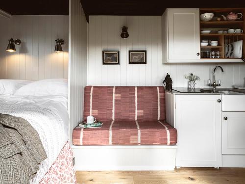 Зовнішній вигляд готелю, Lapwing Shepherds Hut - Uk7631 in Боллінглуй