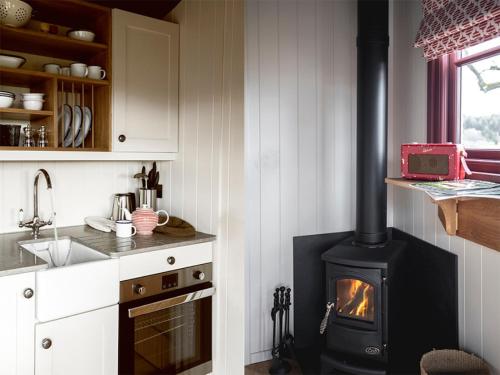 Зовнішній вигляд готелю, Lapwing Shepherds Hut - Uk7631 in Боллінглуй